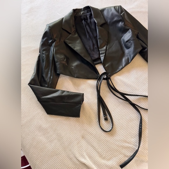 REVOLVE H:OURS Alvina Black Faux Leather Cropped Blazer Cropped Jacket - Picture 5 of 12
